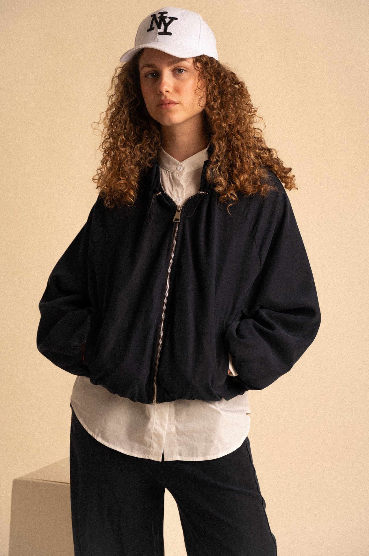 Giacca bomber donna blu notte con zip e fondo arricciato – vestibilità morbida