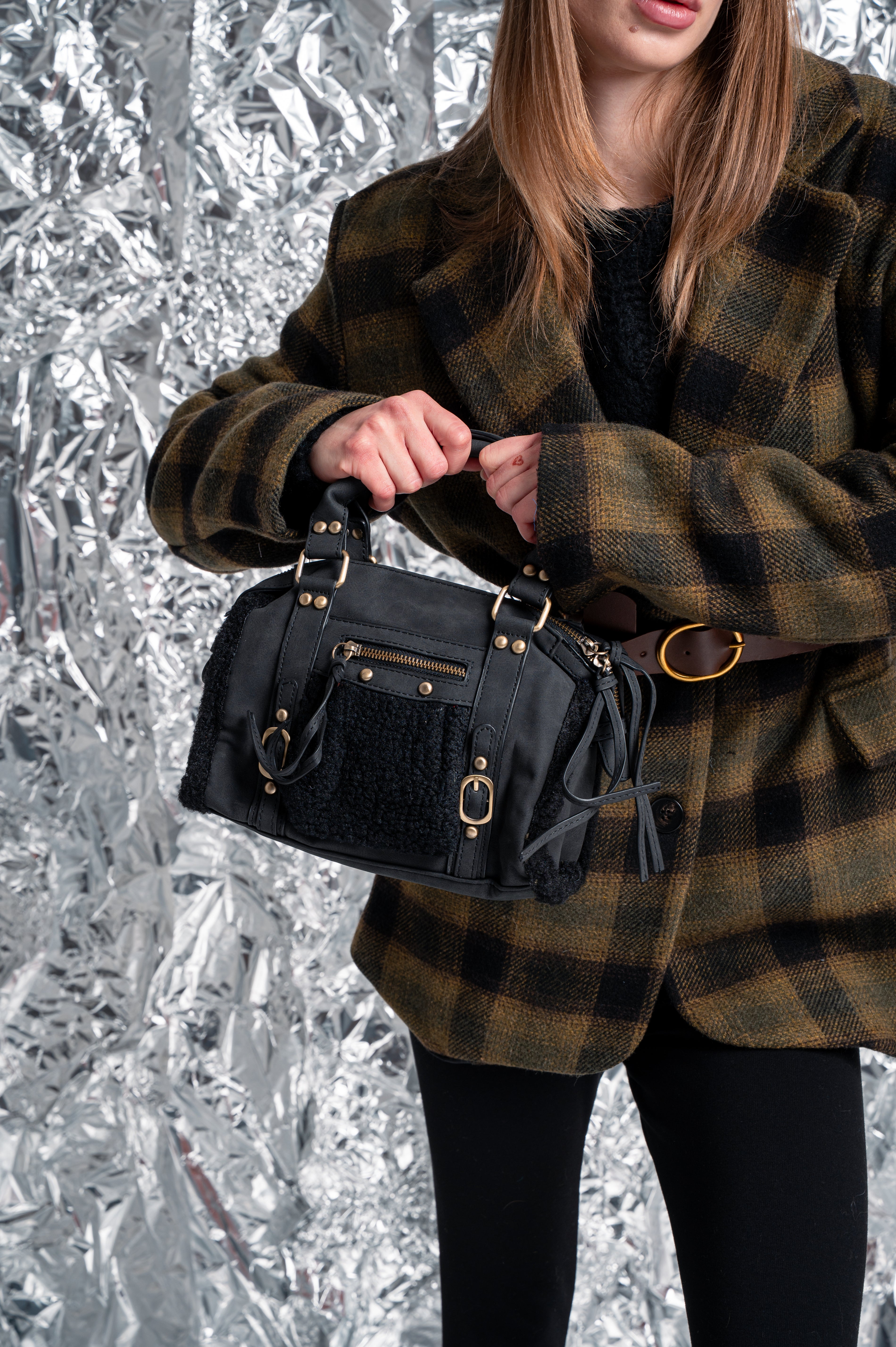 Borsa Nera in Similpelle e Bouclé – Modello Compatto con Doppi Manici