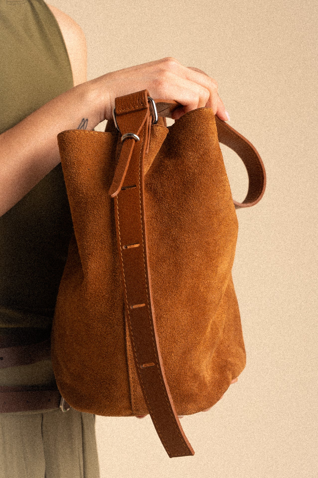 Borsa Secchiello Tribeca – Pelle Camoscio Tabacco con Tracolla Regolabile
