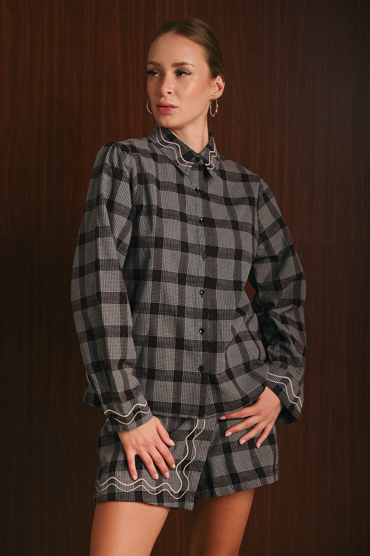 Camicia Donna a Quadri Grigio e Nero con Ricamo Ondulato