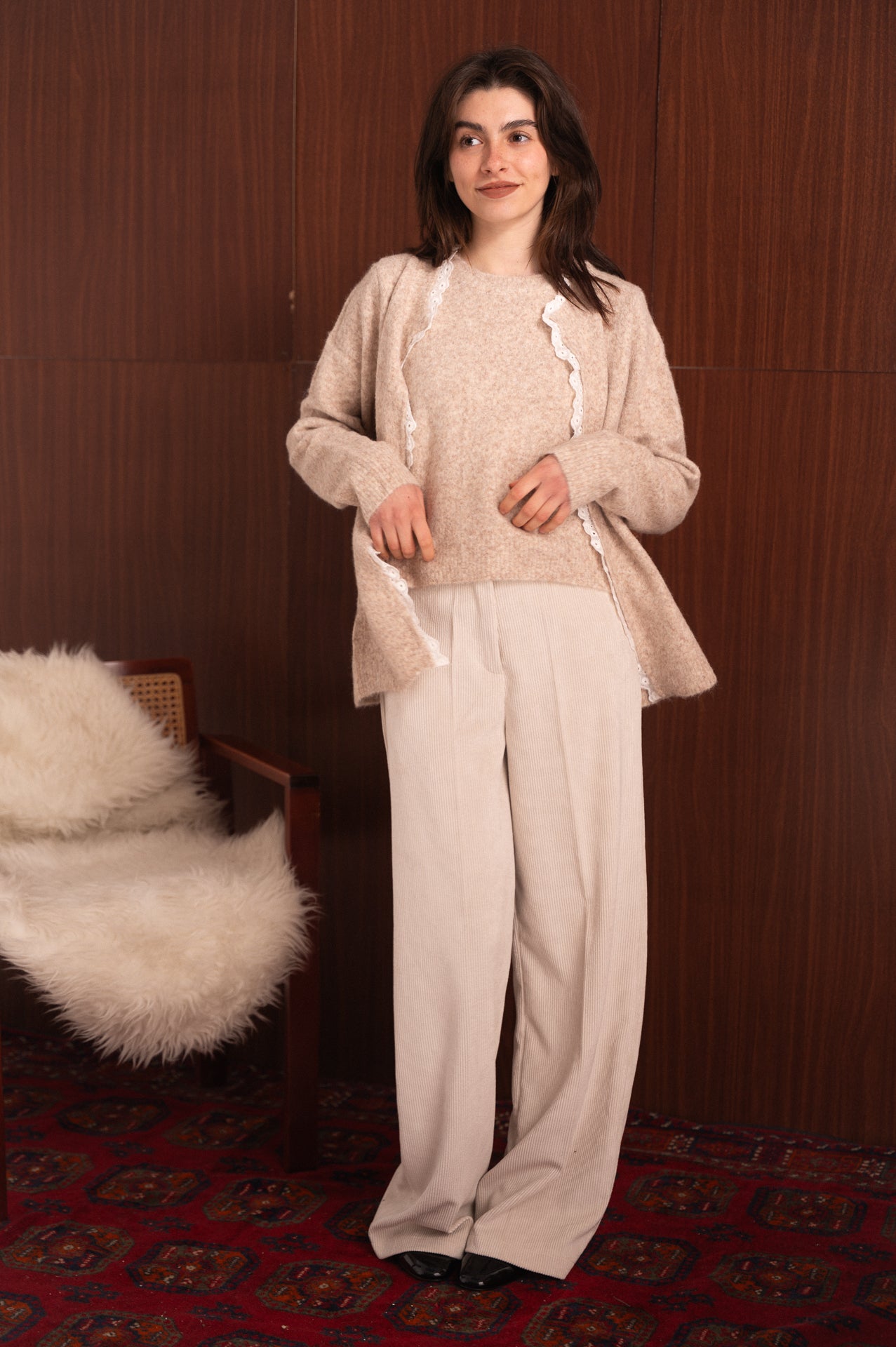 Maglia cardigan donna color sabbia con profili in pizzo