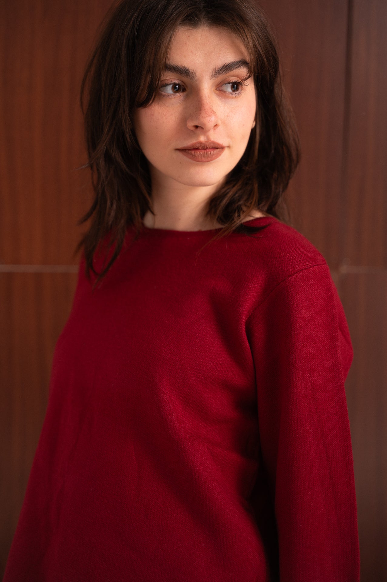 Maglioncino bordeaux Girocollo con Taglio Ondulato sulla Schiena