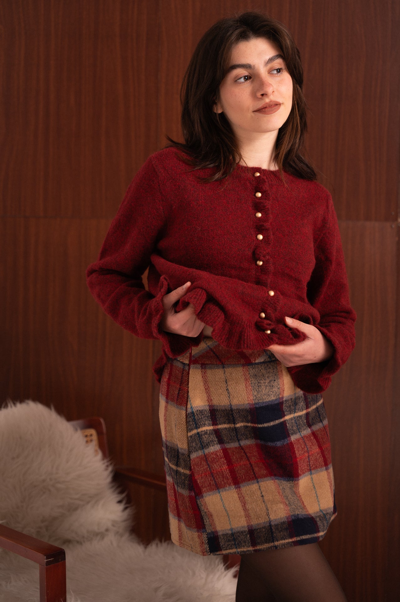 Cardigan bordeaux donna con bottoni dorati e dettagli volant