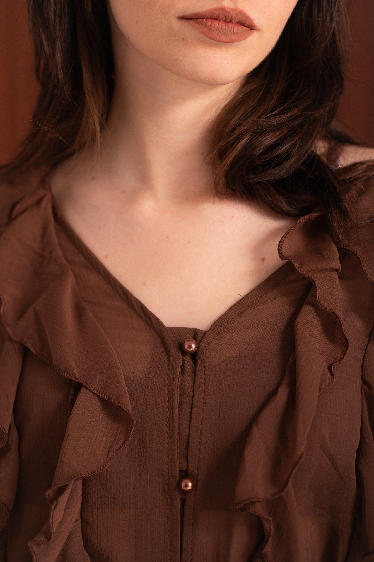 Blusa Marrone con Volant e Scollo a V