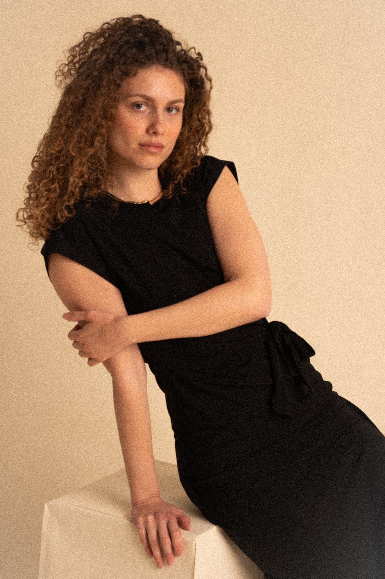 Abito Midi nero Drappeggiato con Nodo Laterale e Spacco