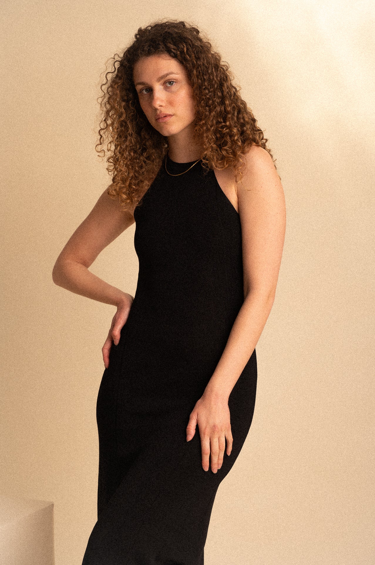 Abito isatis Midi Nero Halter Neck Aderente con Schiena Scoperta