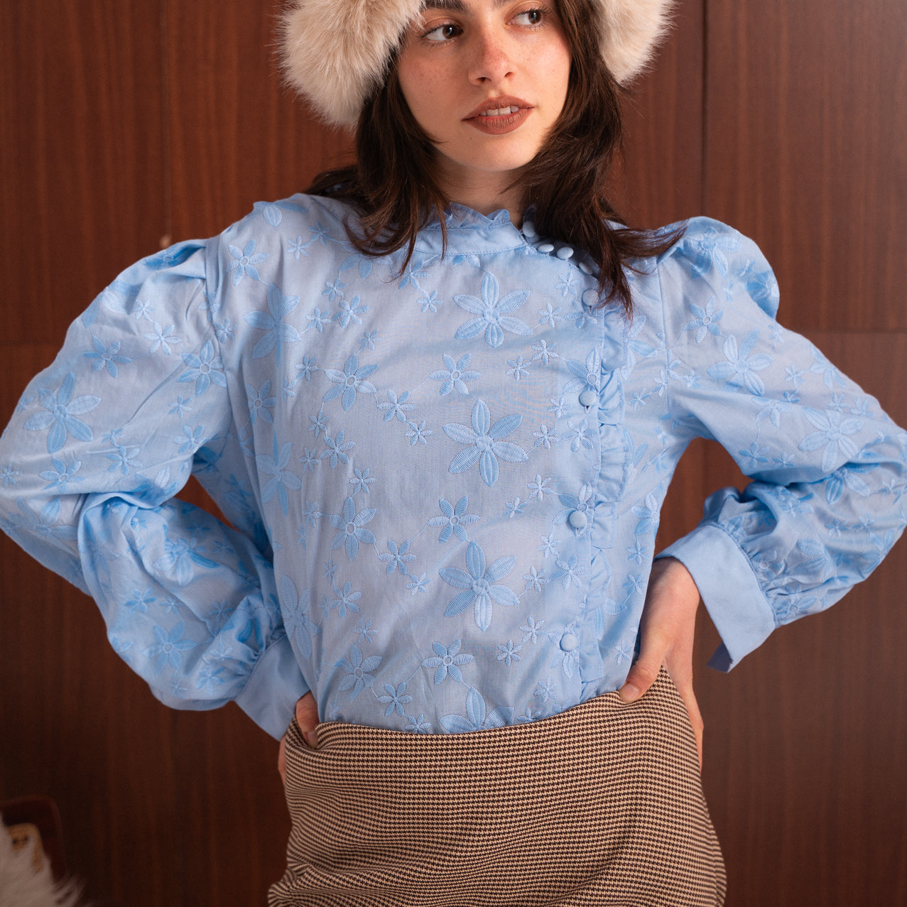 Camicia azzurro cielo ricamata in cotone con abbottonatura laterale