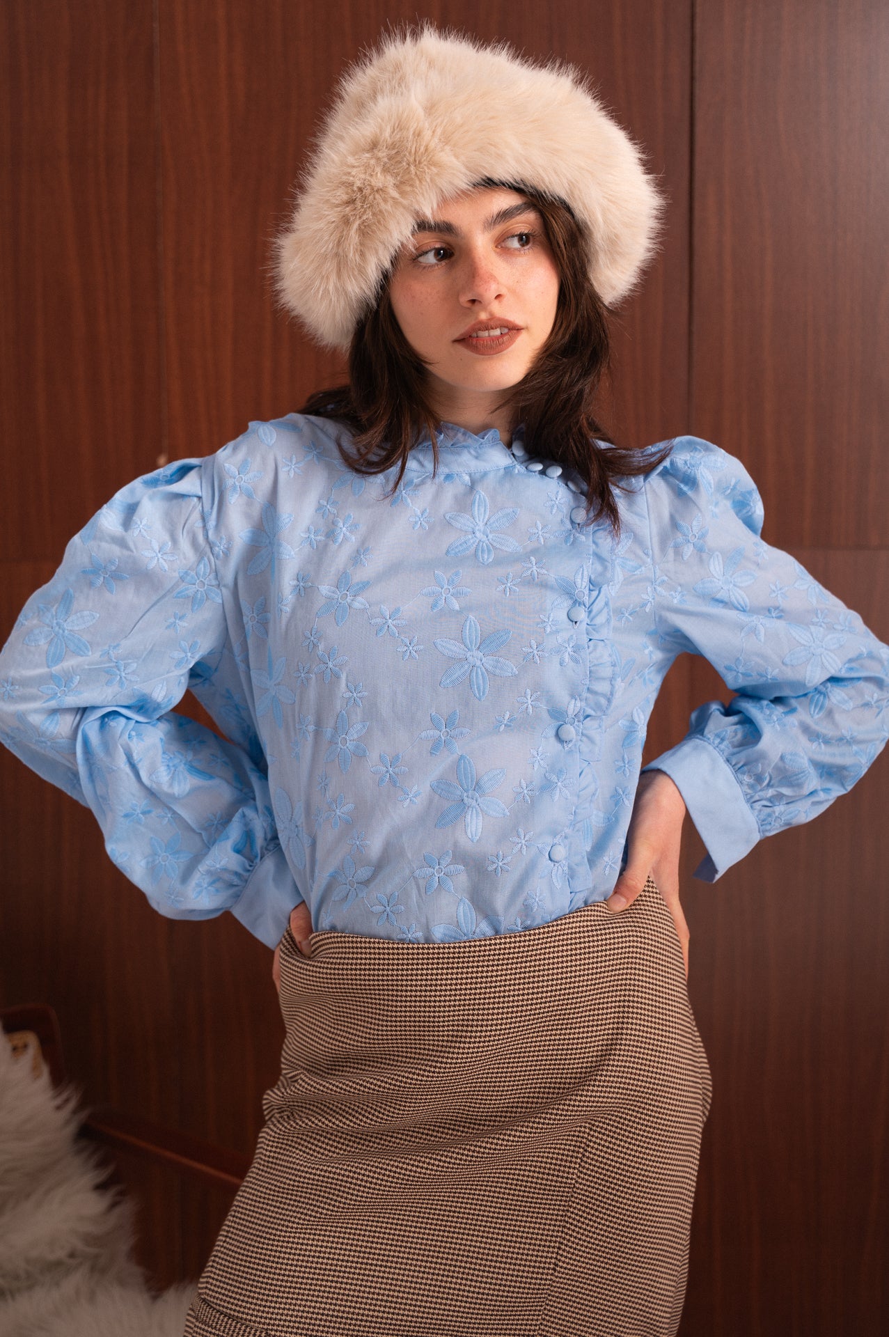 Camicia azzurro cielo ricamata in cotone con abbottonatura laterale