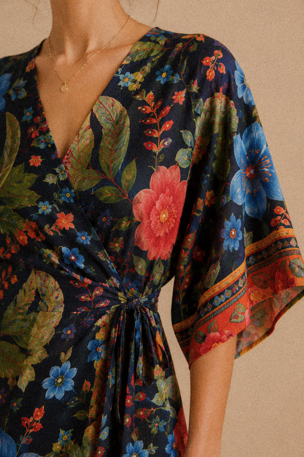 Abito a portafoglio blu “Tropical Bloom” – Stampa floreale