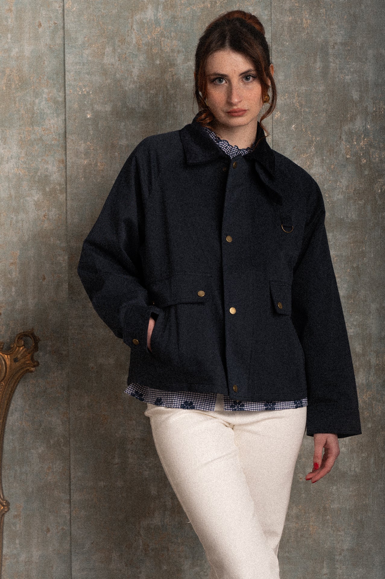 Giacca Donna Blu Notte in Cotone con Colletto in Velluto – Vestibilità Boxy Cropped (Stile Field Jacket)