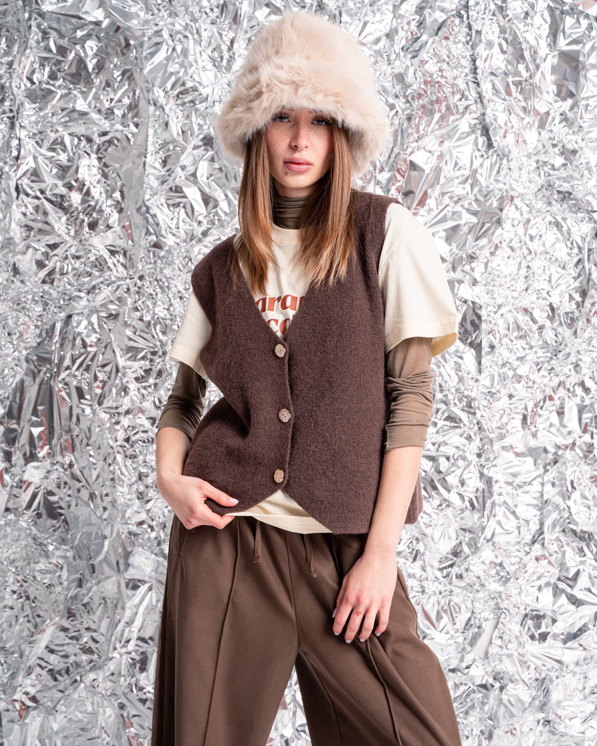 Gilet Marrone con Bottoni Decorativi – Linea Morbida e Versatile