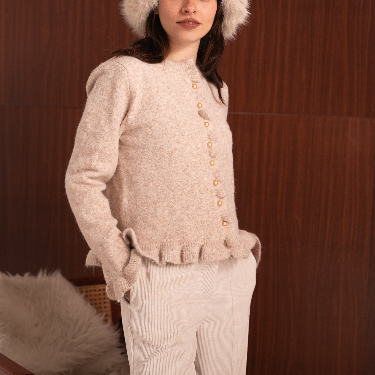 Cardigan beige donna con bottoni dorati e dettagli volant