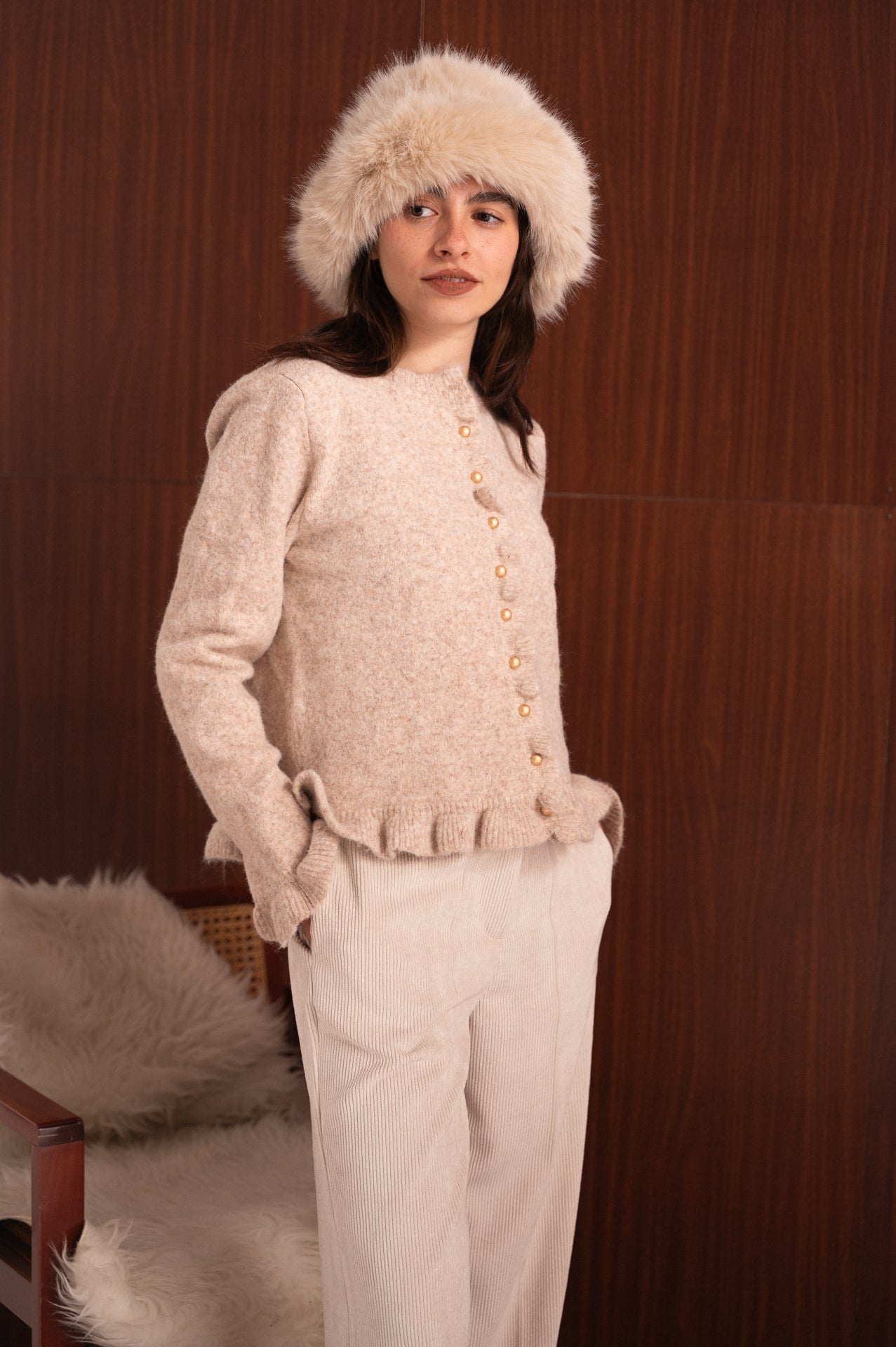 Cardigan beige donna con bottoni dorati e dettagli volant