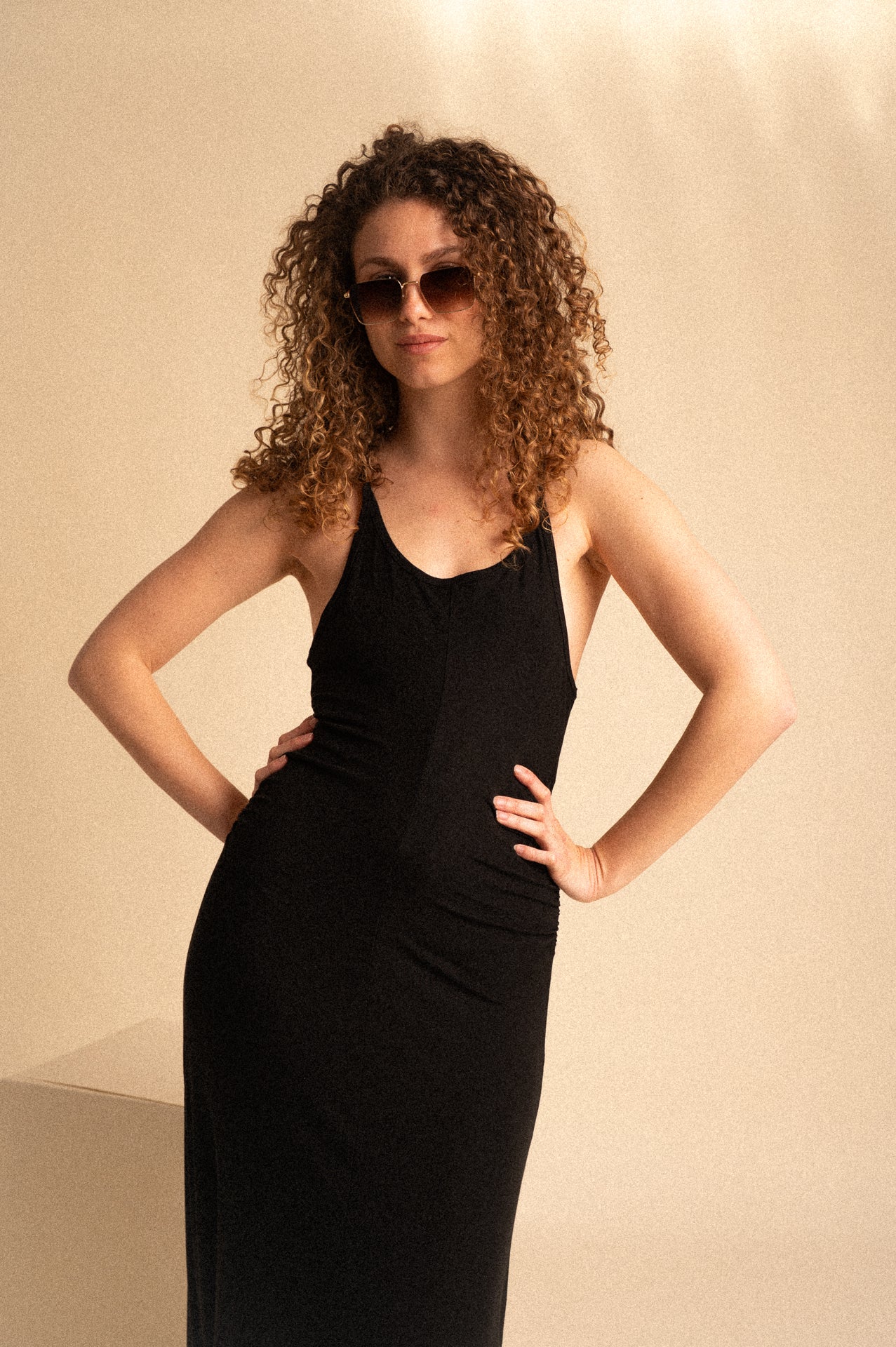 Abito lungo aderente in Tencel nero con arricciatura laterale
