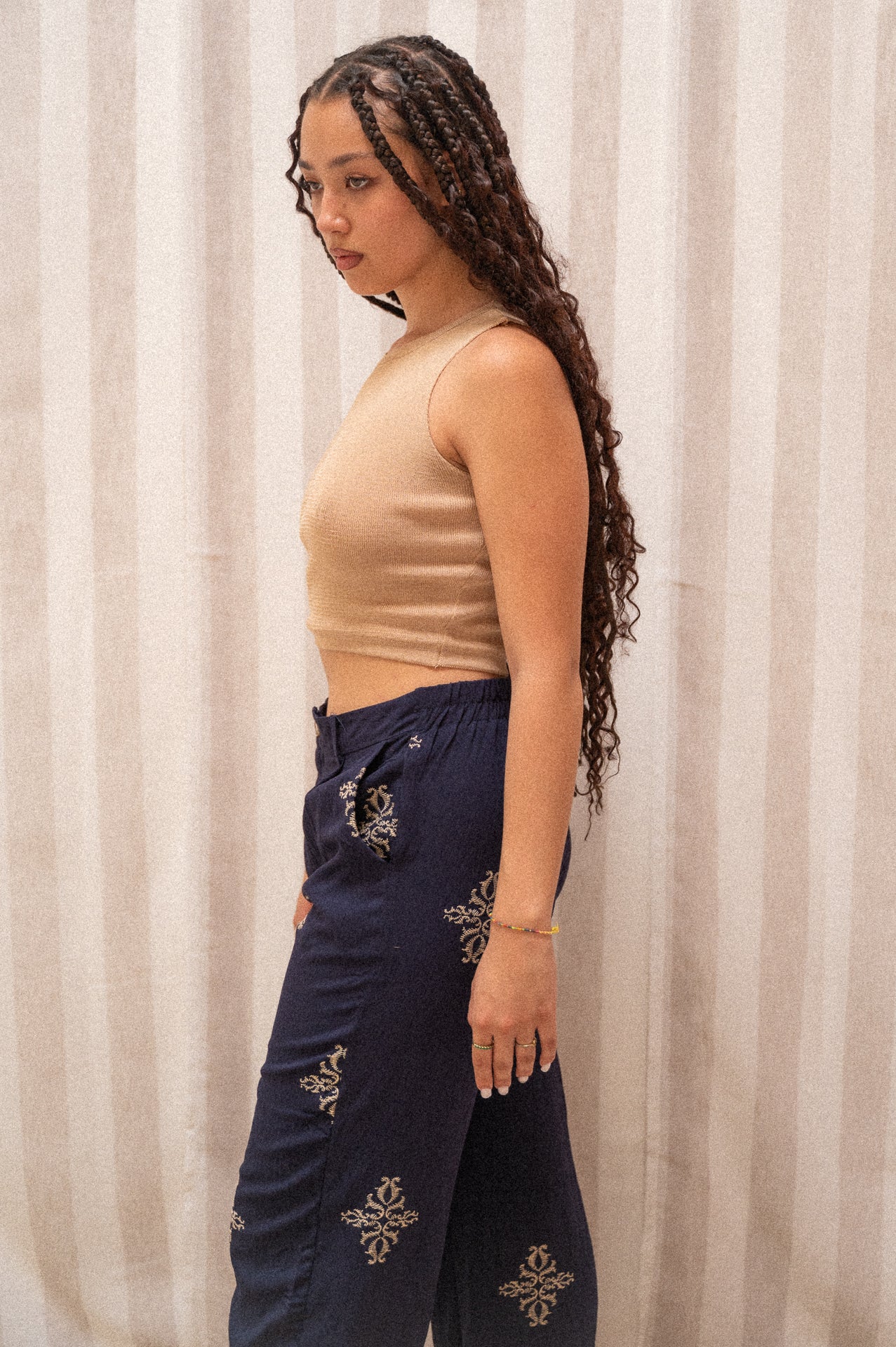 Pantalone blu con ricami