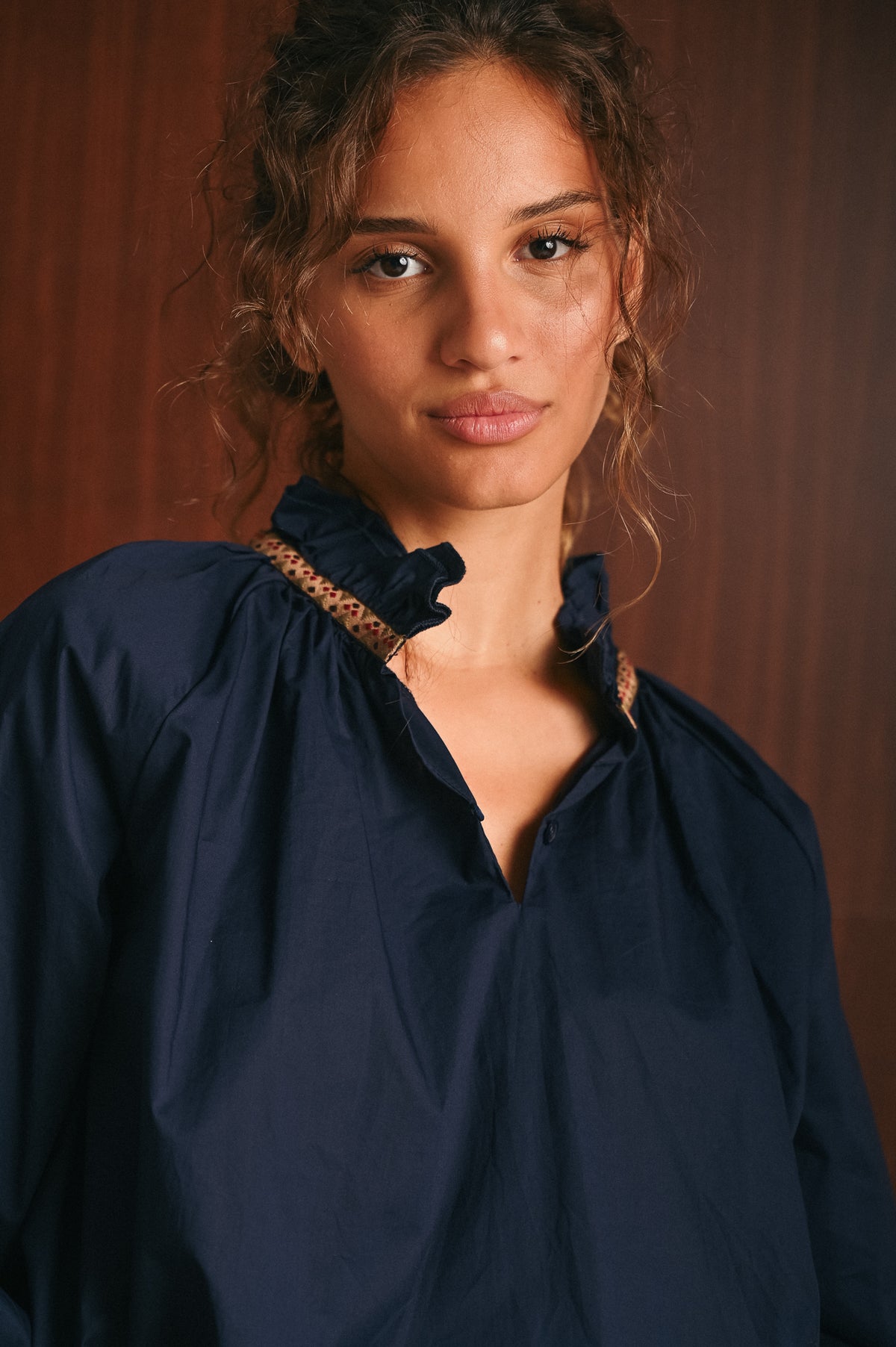 Blusa Donna Blu in 100% Cotone con Colletto Ricamato e Maniche Lunghe