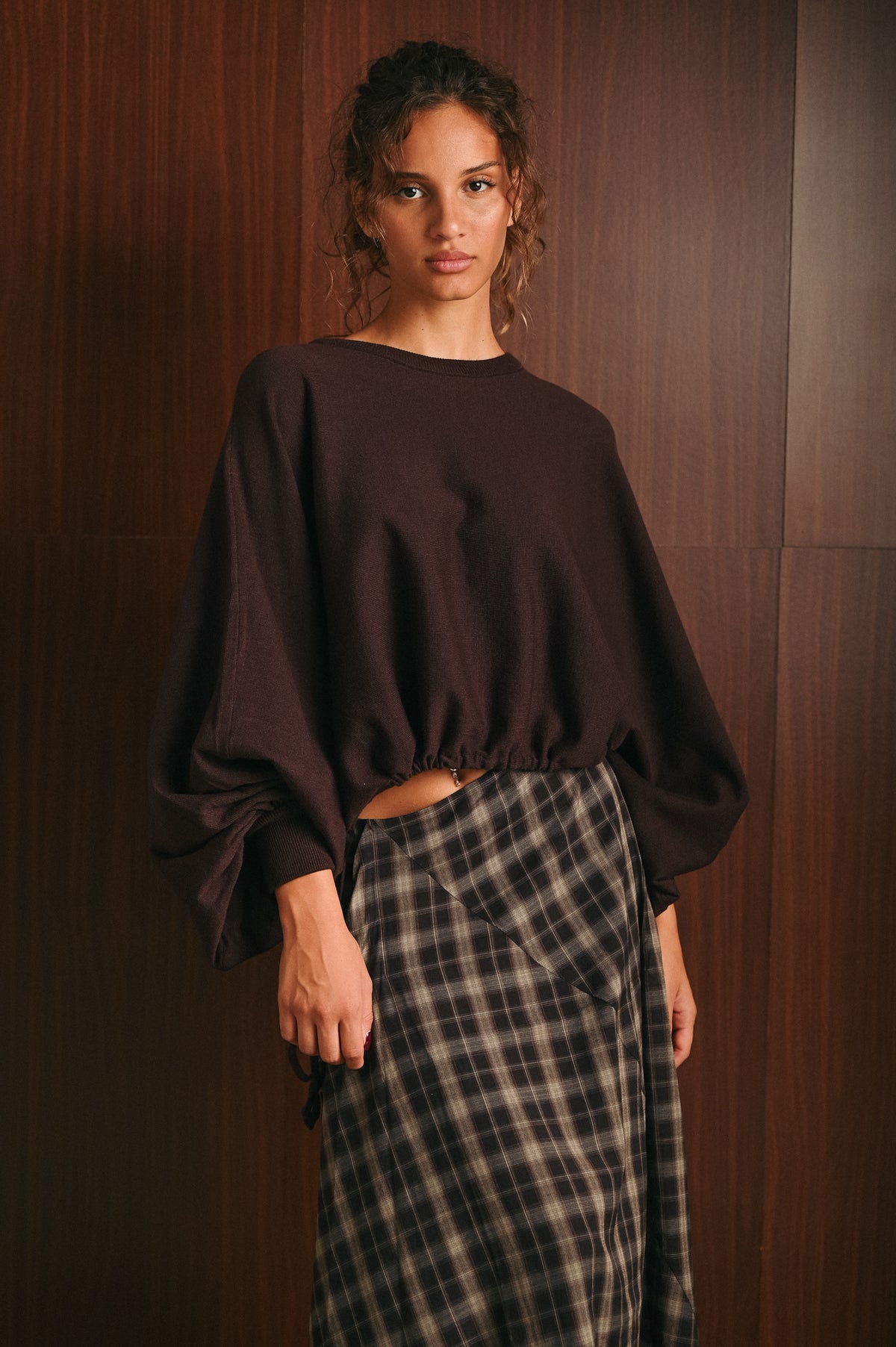 Maglia donna marrone con maniche a pipistrello e lacci regolabili in vita