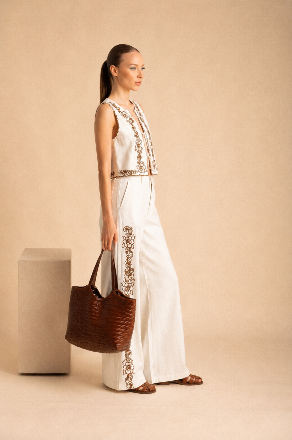 Completo Donna Safran con Gilet Ricamato e Pantalone Palazzo