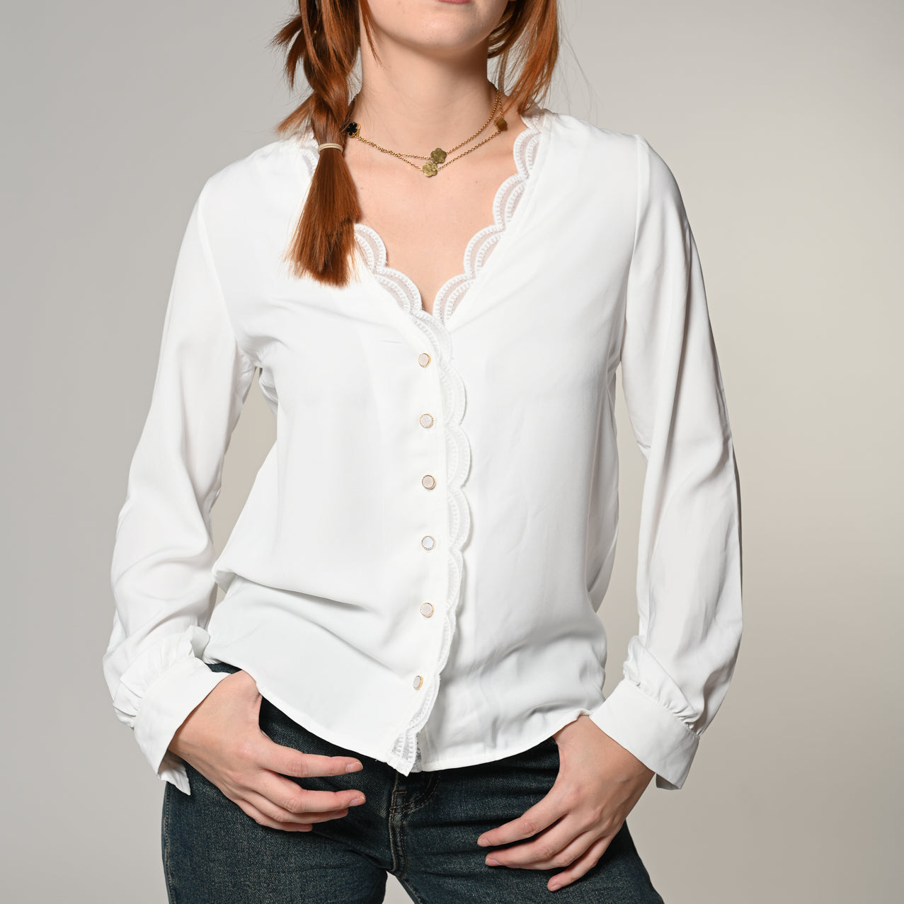 Blusa bianca con ricami 