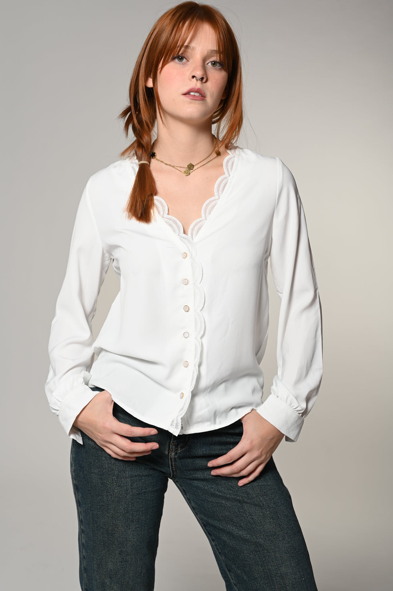 Blusa bianca con ricami 