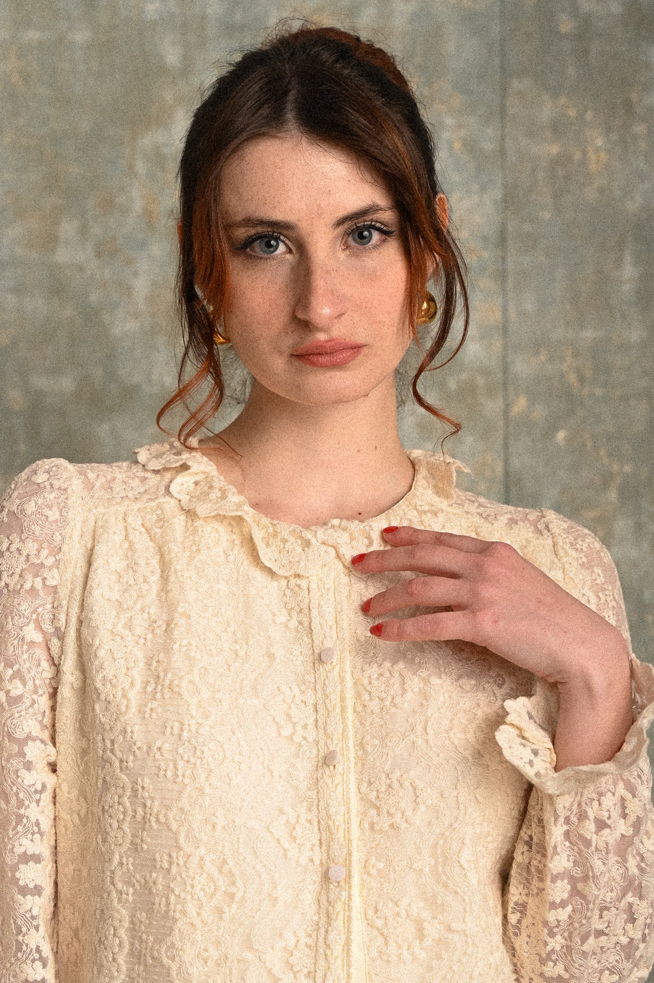 Camicia in pizzo avorio con colletto smerlato e bottoni