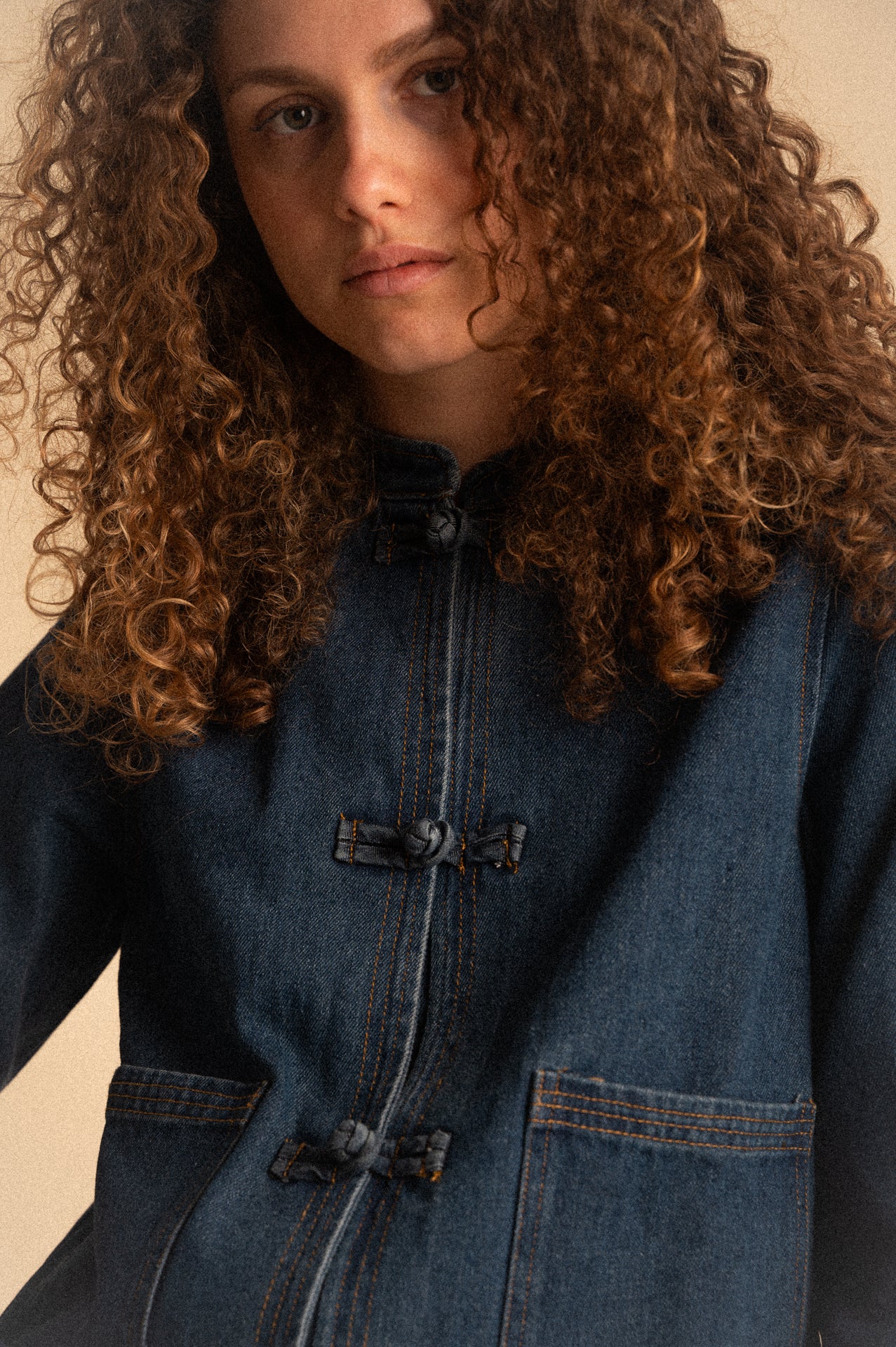 Giacca mandarin collet in Denim con Chiusura frog closure