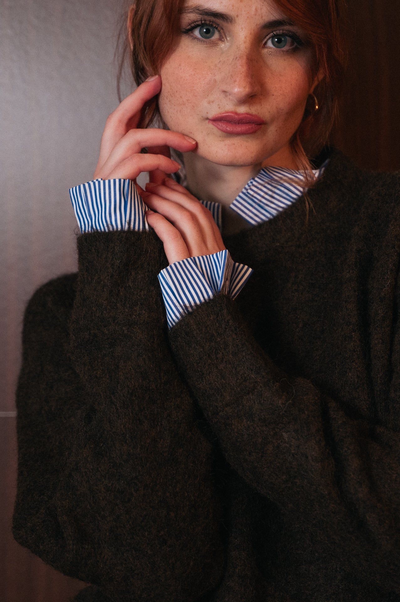 Maglione color choco con colletto e polsini a contrasto a righe