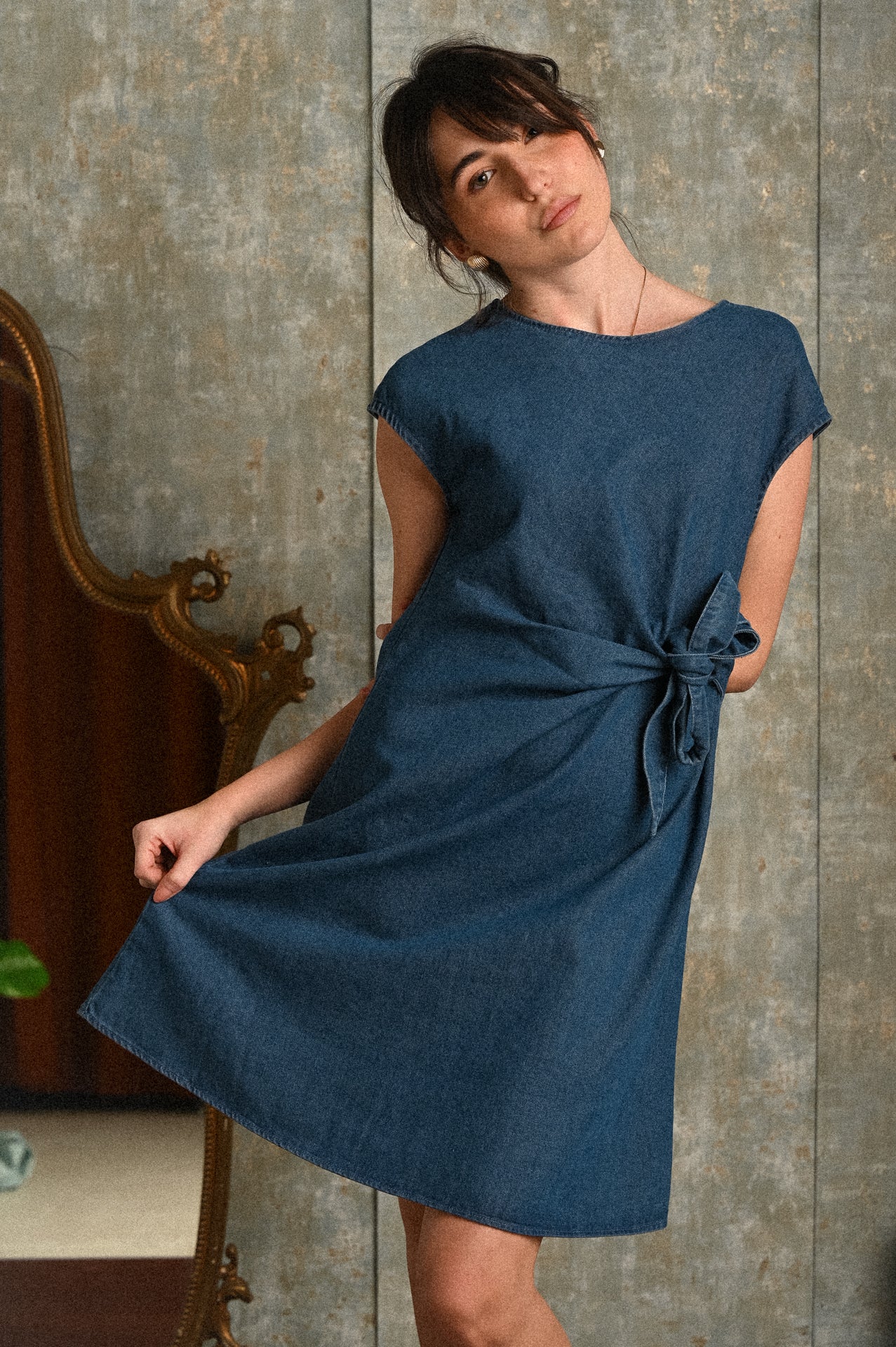 Abito corto in denim con fiocco laterale Kenzia