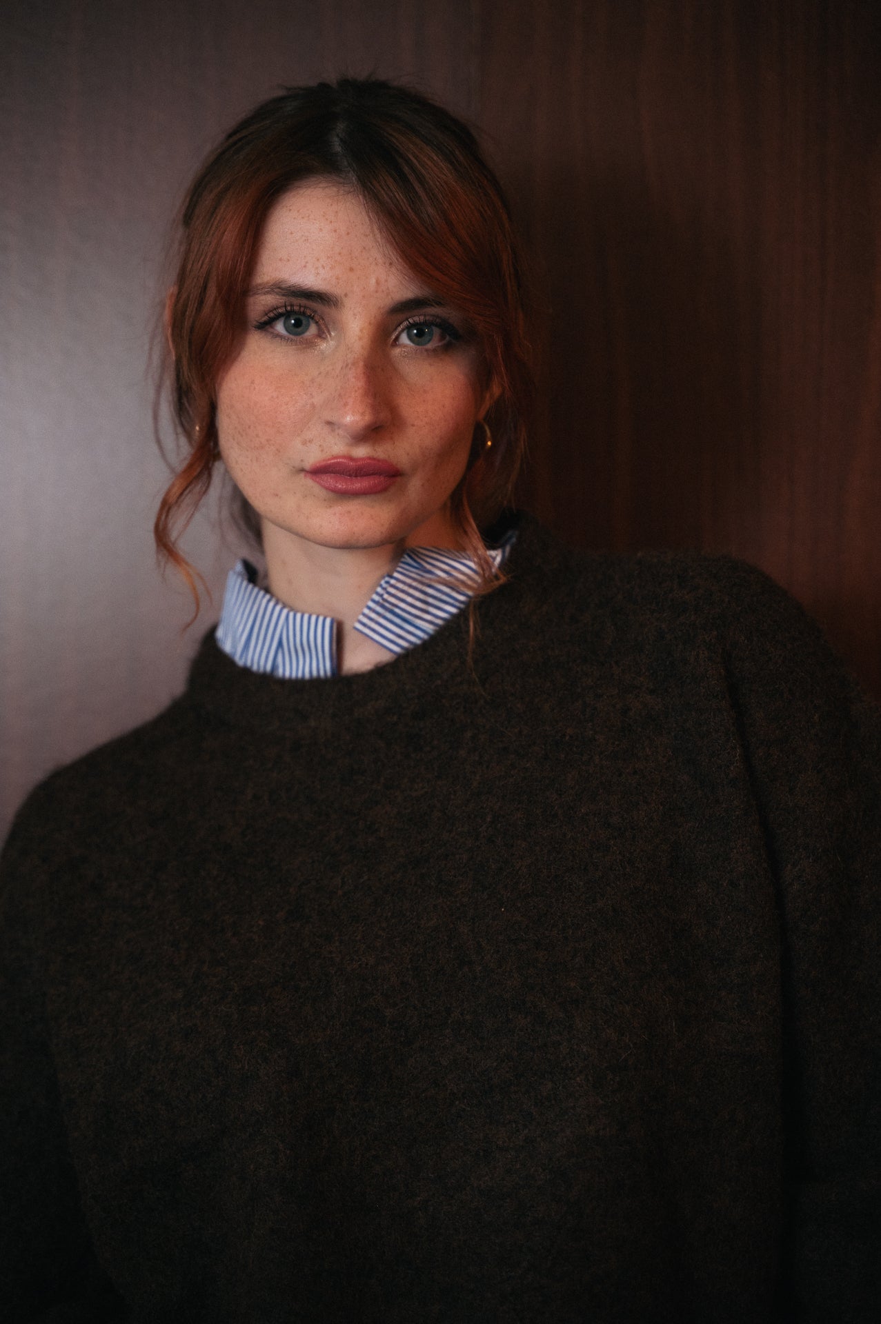 Maglione color choco con colletto e polsini a contrasto a righe