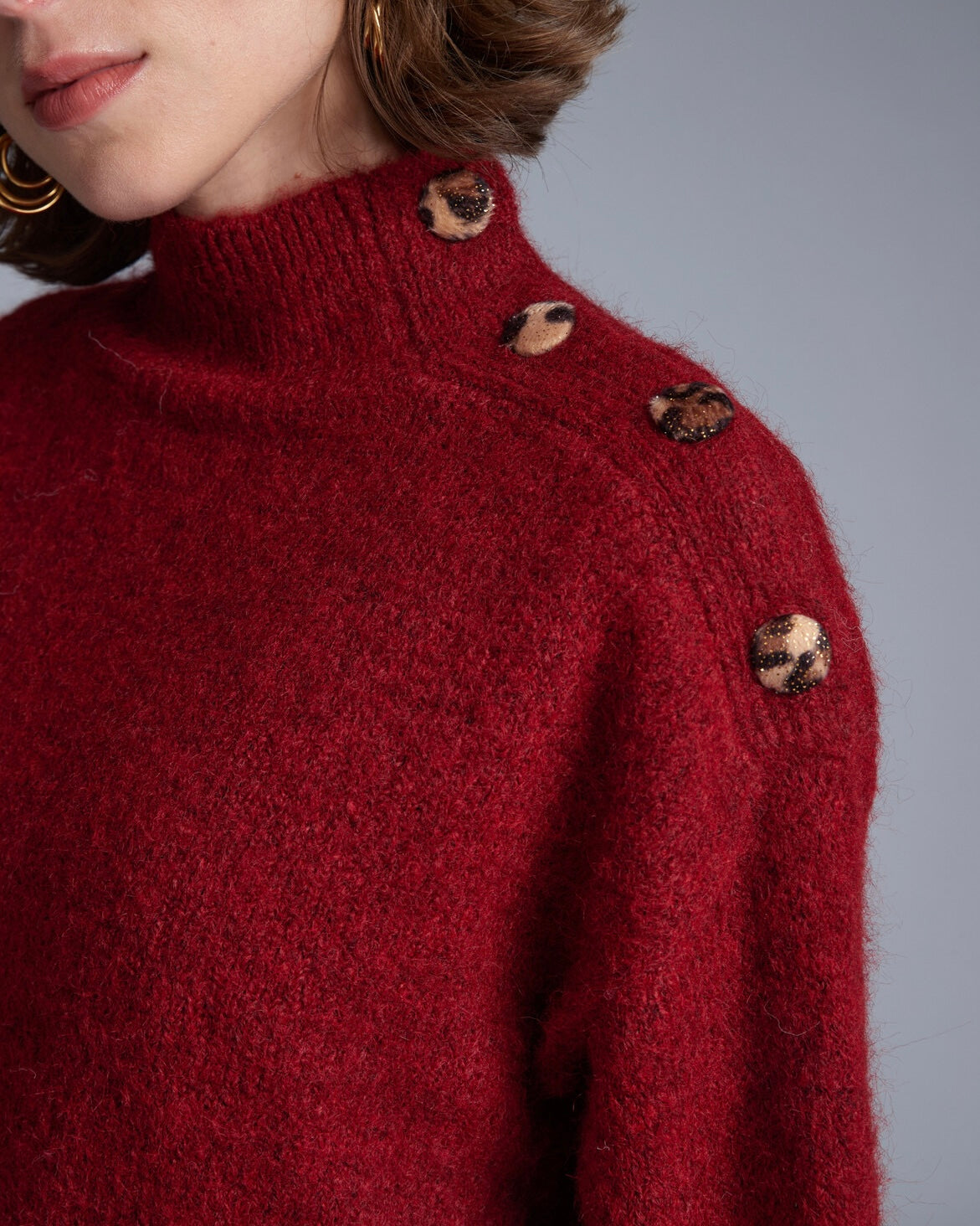 Maglione rosso con bottoni