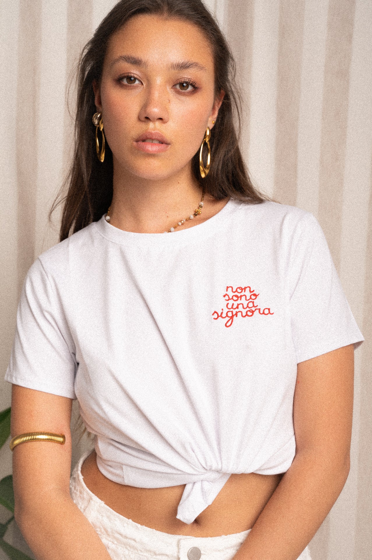 T-shirt bianca con scritta ricamata