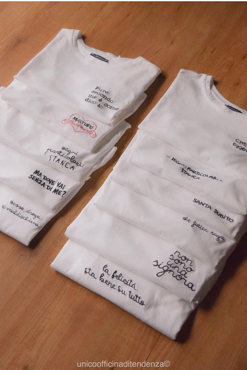 T-shirt donna con scritte ricamate