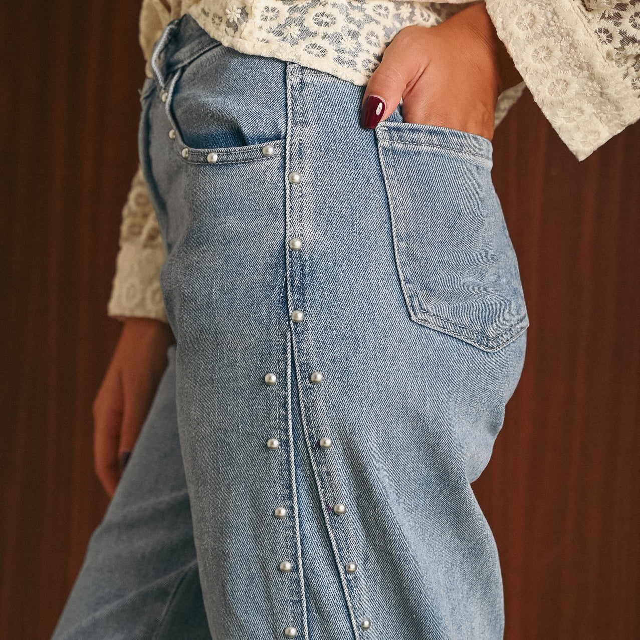 Jeans donna vestibilità regular con borchie laterali – denim chiaro