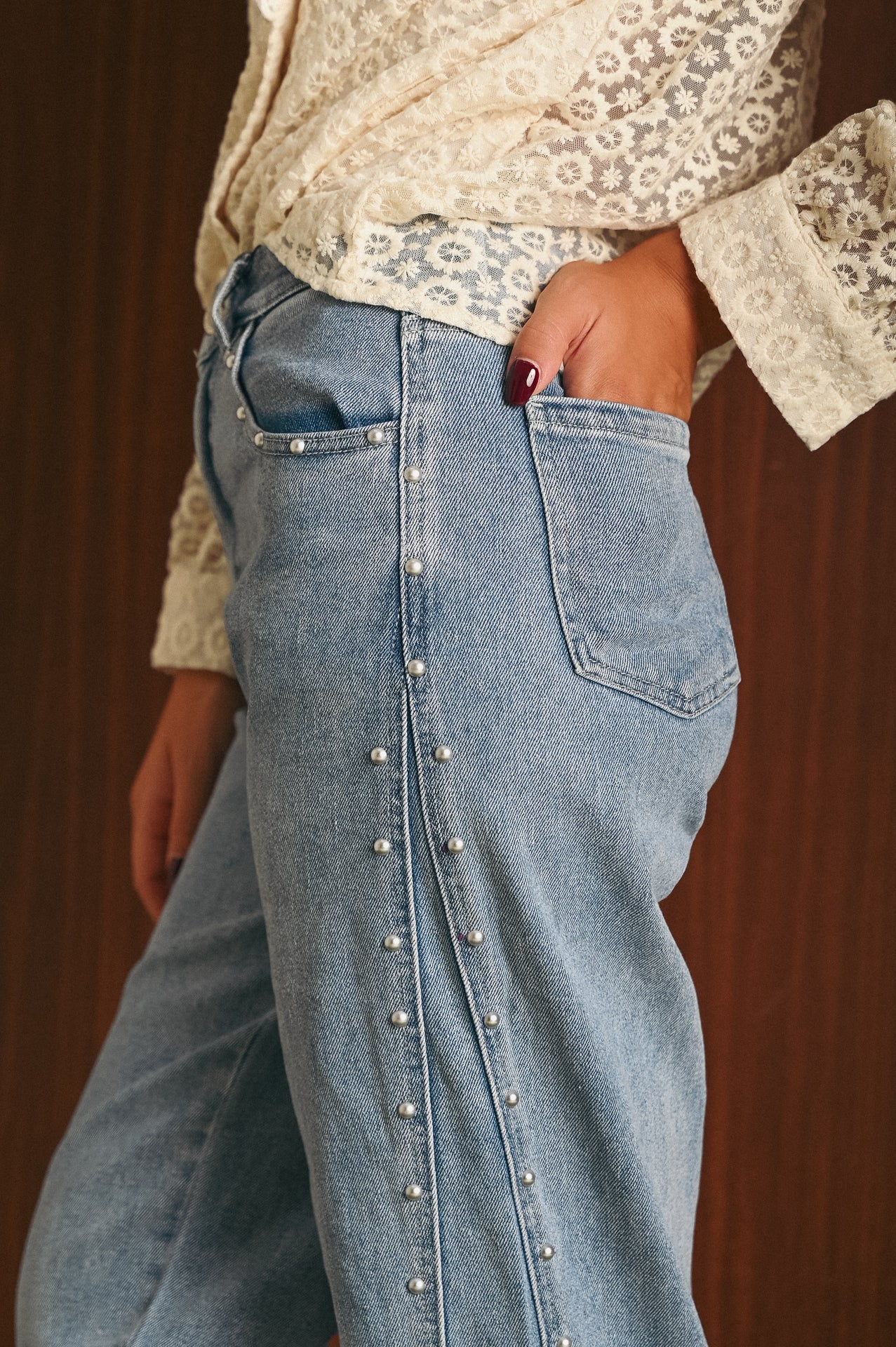 Jeans donna vestibilità regular con borchie laterali – denim chiaro