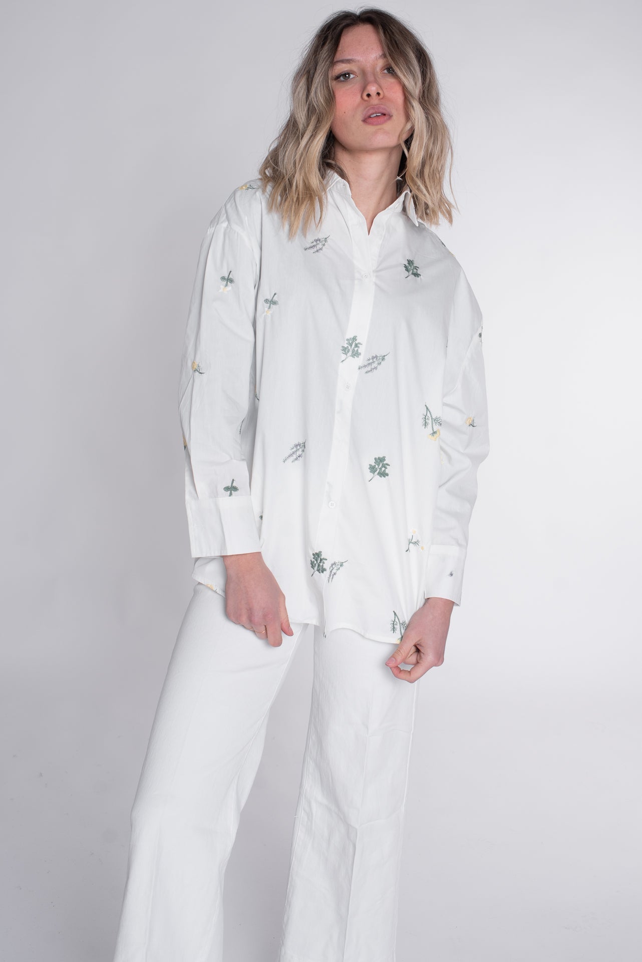 Camicia bianca con fiori ricamati - Unico Officina Di tendenza
