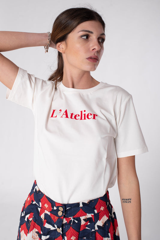 T-shirt bianca motivo scritta Atelier - Unico Officina Di tendenza